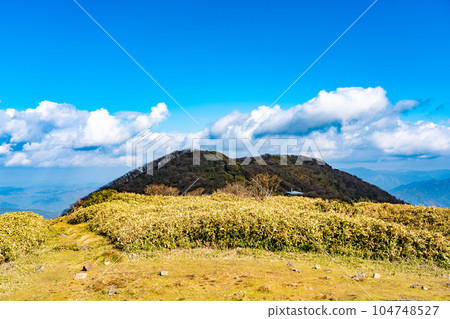 The summit of Mt. Nagi seen from the ridgeline 1 Nagi-cho, Katsuta-gun, Okayama Prefecture The summit of Mt. Nagi seen from the ridgeline 1 Nagi-cho, Katsuta-gun, Okayama Prefecture 104748527
