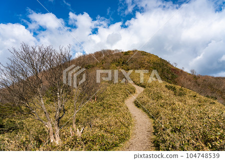 The summit of Mt. Nagi seen from the ridgeline 7, Nagi-cho, Katsuta-gun, Okayama Prefecture The summit of Mt. Nagi seen from the ridgeline 7, Nagi-cho, Katsuta-gun, Okayama Prefecture 104748539