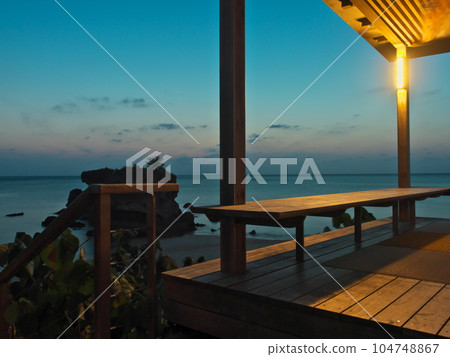 黃昏時分的班塔咖啡館海灘。沖繩縣讀谷村。 104748867