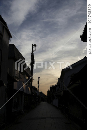 小江戶川越城市景觀風景黃昏後巷建築剪影和天空 104748899