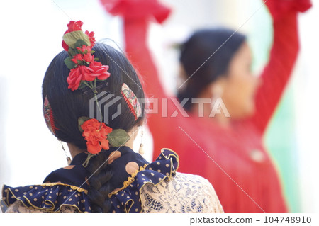 身穿弗拉門戈服裝的婦女載歌載舞 104748910