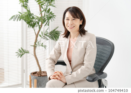 Business woman dialogue 104749410