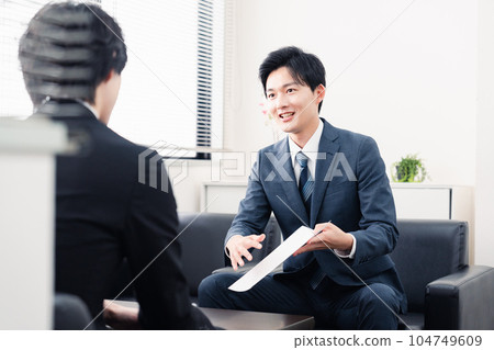 商人在商務會議上展示文件 商人在商務會議上展示文件 104749609