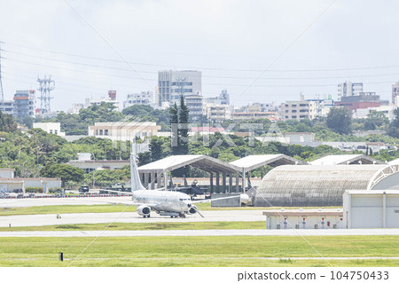 嘉手納空軍基地跑道和美國飛機 104750433