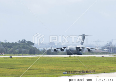 嘉手納空軍基地跑道和美國飛機 嘉手納空軍基地跑道和美國飛機 104750434