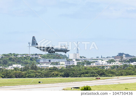 嘉手納空軍基地跑道和美國飛機 104750436