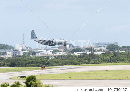 嘉手納空軍基地跑道和美國飛機 104750437