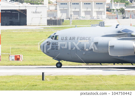 嘉手納空軍基地跑道和美國飛機 104750442