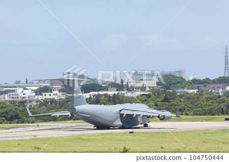 嘉手納空軍基地跑道和美國飛機 嘉手納空軍基地跑道和美國飛機 104750444