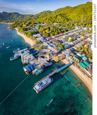 Aerial view of Mae Haad Beach and pier in koh Tao, Thailand 104752207