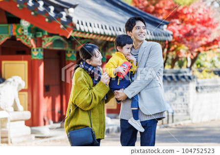 家庭旅行欣賞秋葉的圖片 家庭旅行欣賞秋葉的圖片 104752523