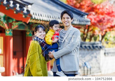 Image of a family trip enjoying autumn leaves 104752866