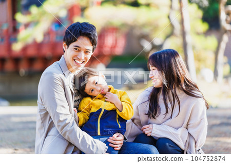 Family trip image enjoying autumn sightseeing 104752874