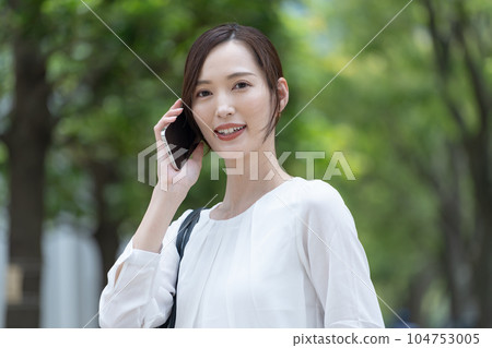 business woman smartphone business woman smartphone 104753005