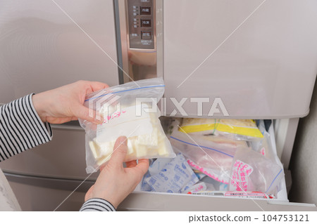 [家庭主婦從冰箱裡拿出黃油] 104753121