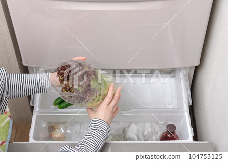 【主婦從菜房裡拿出生菜】 104753125