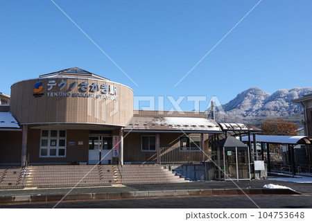 冬天的長野縣羽科郡坂木町和大峰山、小倉山的樹木被白霜覆蓋 104753648