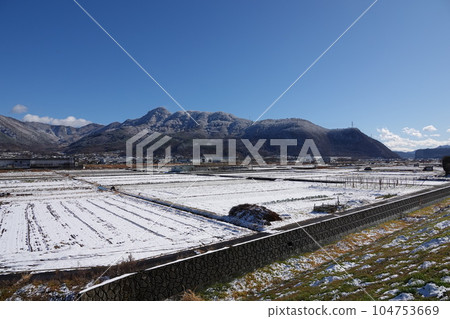 冬天的長野縣羽科郡坂木町和大峰山、小倉山的樹木被白霜覆蓋 冬天的長野縣羽科郡坂木町和大峰山、小倉山的樹木被白霜覆蓋 104753669