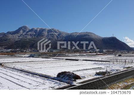 冬天的長野縣羽科郡坂木町和大峰山、小倉山的樹木被白霜覆蓋 104753670