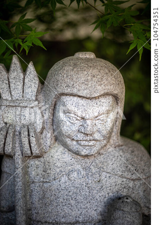In the early summer of Kodo and Gyōganji, the contrast between the rugged expression of Bishamonten and the soft fresh greenery In the early summer of Kodo and Gyōganji, the contrast between the rugged expression of Bishamonten and the soft fresh greenery 104754351