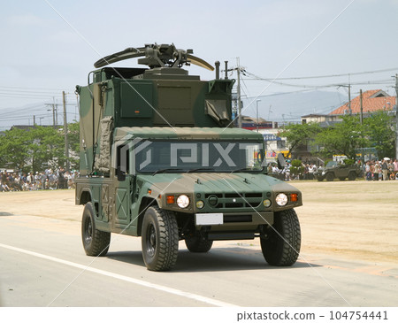 行進中的陸上自衛隊通訊車 104754441