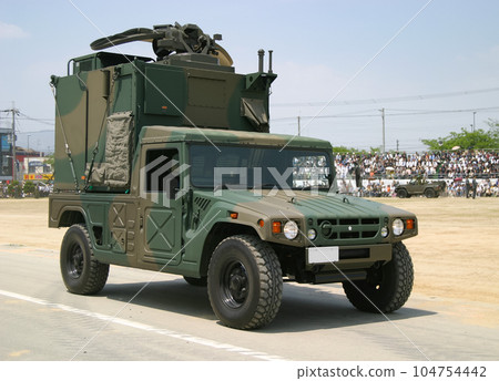 行進中的陸上自衛隊通訊車 行進中的陸上自衛隊通訊車 104754442