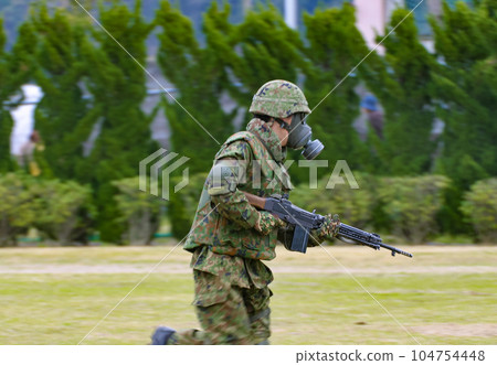 陸上自衛隊人員戴著防毒面具 陸上自衛隊人員戴著防毒面具 104754448