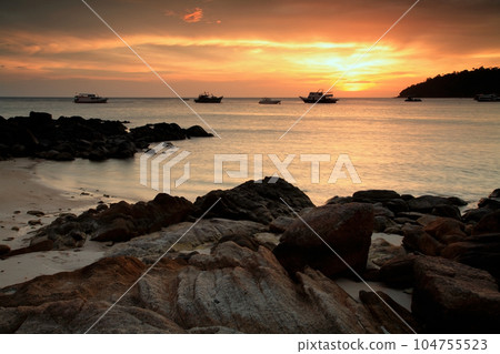 Tropical beach and stone arch seascape at sunset, Lipe island 104755523