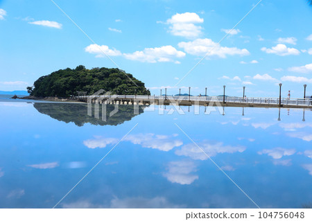 Reflection of summer sky and Takeshima 104756048
