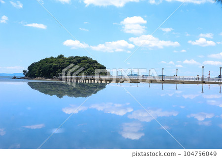 Reflection of summer sky and Takeshima 104756049