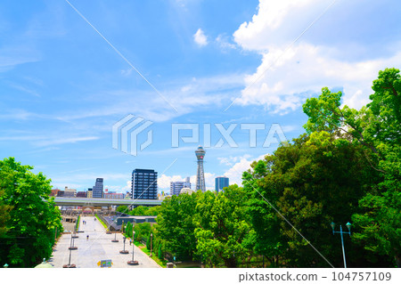 [大阪府]7月的天王寺站周邊綠樹成蔭的風景 104757109
