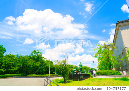 [大阪府]7月的天王寺站周邊綠樹成蔭的風景 104757177