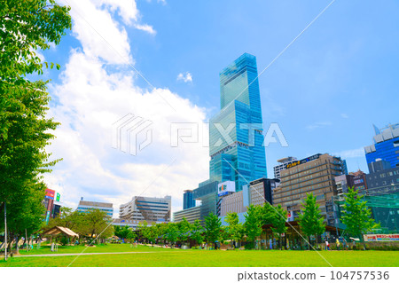 【大阪府】七月藍天大城市天王寺車站前的風景 104757536