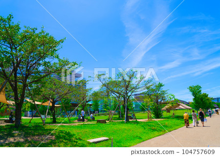 [Osaka Prefecture] Scenery in front of Tennoji Station in the big city with blue sky in July 104757609