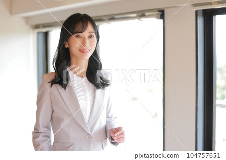 長發女商人在辦公室散步_2 長發女商人在辦公室散步_2 104757651