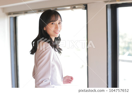 長發女人用平板電腦回頭看_1 長發女人用平板電腦回頭看_1 104757652