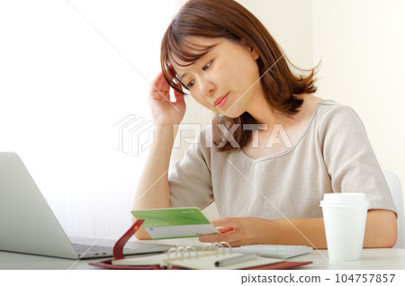 young woman counting money 104757857
