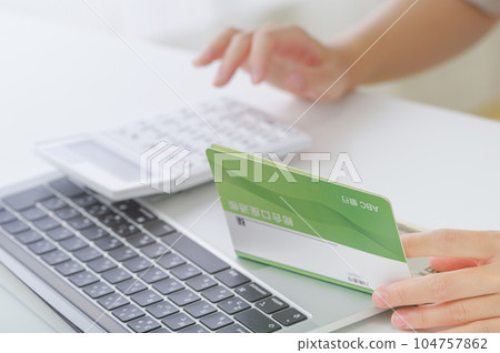 young woman counting money young woman counting money 104757862