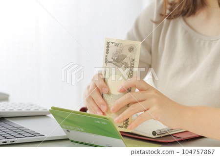 young woman counting money 104757867