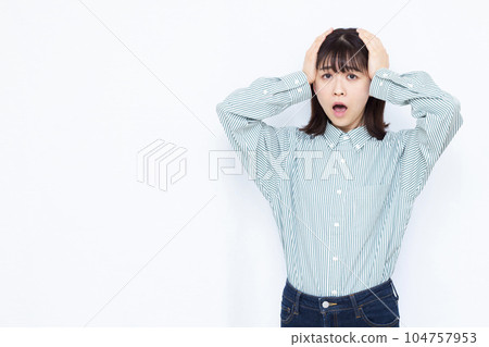 30 多歲的驚訝女人在白色背景前舉著頭 104757953