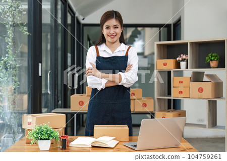 Happy asian woman work from home packaging, on line marketing packaging and delivery, SME concept 104759261