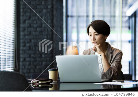 女性商務電腦認真思考 104759946