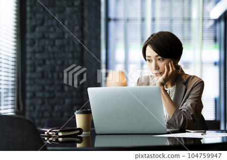 女性商務電腦認真思考 104759947