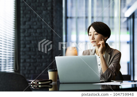 女性商務電腦認真思考 104759948