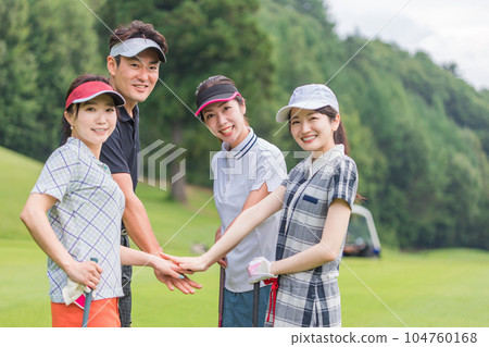 Men and women of golf buddies forming a circle at the golf course 104760168