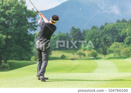 高爾夫球手在高爾夫球場上打鐵桿 104760200