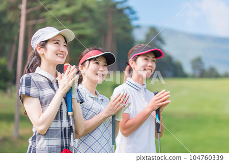 Golfer woman cheering at the golf course (applause) 104760339