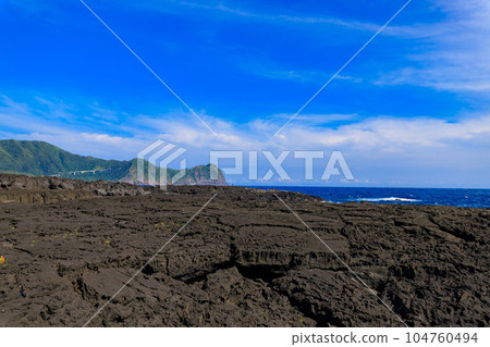 熔岩台地和南原千疊岩海岸的風景 104760494