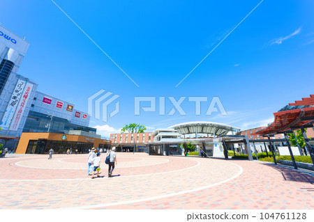 [Hyogo Prefecture] August, blue sky and city scenery in front of Hanshin Koshien Station 104761128