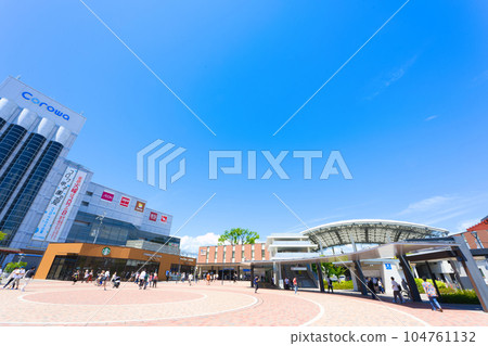 [兵庫縣] 八月，阪神甲子園站前的藍天和城市風光 104761132
